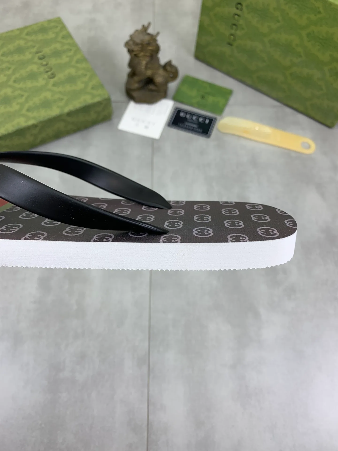 Men's men's shoes 💰P220💰【New style】🆘【GUCCI】Official website's popular Gucci adult couple 🧑‍🤝‍🧑 style, children's flip-flops are on sale at the counter simultaneously! Original fabric imported from Italy. Original bottom provided by the original factory. Size: Adult 36-45. Children’s size: 30-37. Multiple colors available.